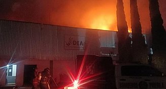 Incendio consume bodega en Amozoc; evacúan empresas cercanas