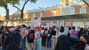 Contra violencias, feminicidio y desapariciones marchan mujeres en la capital q