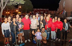 Ariadna Ayala y vecinos revitalizan el zócalo de Atlixco con limpieza nocturna