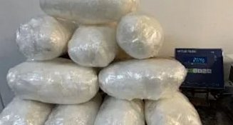 Hallan 20 kg de droga en Mustang con llanta ponchada; pareja detenida en BC