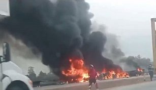 Accidente en Arco Norte: tráiler volcado e incendiado bloquea vialidad