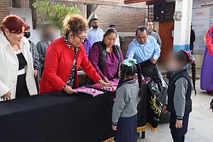 Presidenta del DIF de Cuautlancingo Tere Alfaro lleva sonrisas a los niños de la escuela Vicente Guerrero