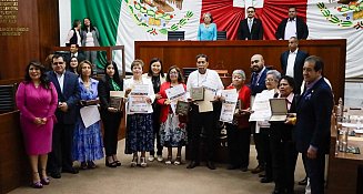 Reconocen a docentes por más de 50 años de servicio educativo en Tlaxcala