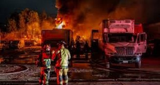 Incendio intencional destruye 13 tractocamiones de una frutería en Tijuana