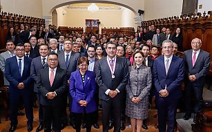 Sergio Salomón recibe la Medalla "Melchor de Covarrubias" por la BUAP