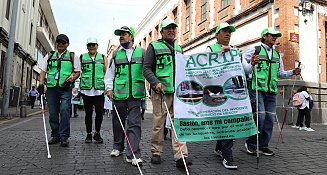 Personas con discapacidad visual marchan en Puebla para exigir mejores condiciones de movilidad