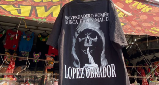 AMLO defiende ‘libertad religiosa’ de mexicanos que lo apoyan con playera de la muerte  