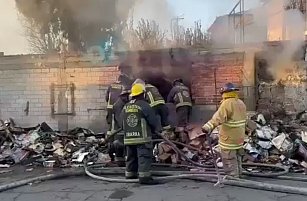 Bomberos controlan incendio en casa abandonada en Puebla