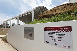 Entregan techado escolar con captación pluvial en secundaria de Puebla