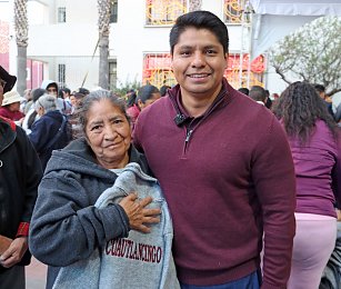 Entrega Omar Muñoz chamarras en la cabecera municipal con el programa un apapacho al corazón 