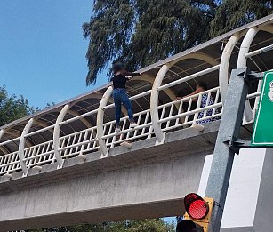 Rescatan a joven en Chiautempan: pretendía lanzarse al vacío desde un puente