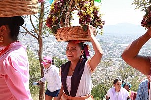 Danzantes de Puebla y Sonora rinden homenaje en la peregrinación a San Miguel