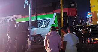 Choque entre combi y tren en Ecatepec deja varios heridos, caos vial en la zona