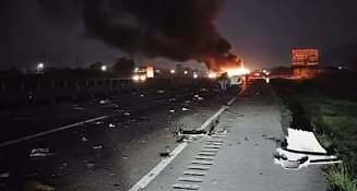 Tráiler se incendia y explota en la autopista Veracruz-Puebla, cerrando la vialidad