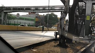 Hallan cuerpo colgado en puente peatonal de Circuito Interior, CDMX