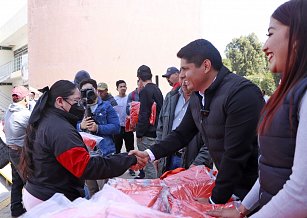 Entrega Omar Muñoz uniformes a personal de parques y jardines 