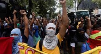 Estudiantes marchan hacia el Ángel de la Independencia en el décimo aniversario de Ayotzinapa