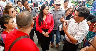 Tonantzin Fernández escucha y dialoga con comerciantes del Tianguis Xixitla