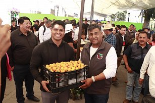 Omar Muñoz acude a la inauguración de la Feria del Tejocote 