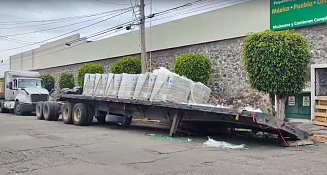 Tráiler se hunde en calle de Puebla por concreto en mal estado: no hay heridos