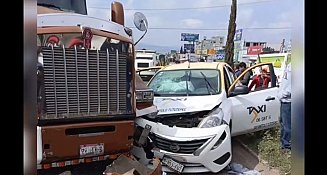 Choque entre tráiler y taxi cierra carretera México-Tuxpan: 3 heridos