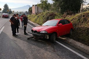 Choca automóvil en la Tlaxcala-Apizaco en Totolac