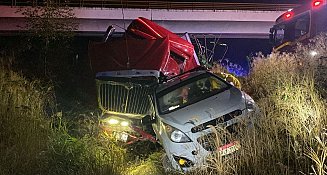 Accidente entre tráiler y auto en autopista Siglo XXI deja dos heridos