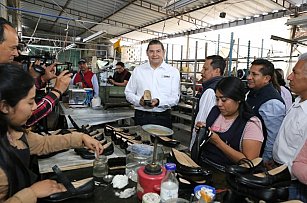 Armenta impulsa producción local de calzado en Puebla con 375 mil pares