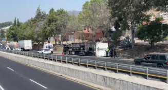 Conductor sobrevive tras volcadura de tráiler en Tizatlán, Tlaxcala
