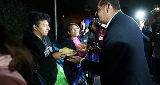 Armenta entrega cena a fans acampando por concierto de Maroon 5