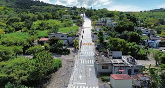 Puebla, Pue.- Como parte del compromiso del Ayuntamiento de Puebla por mejorar la infraestructura en las Juntas Auxiliares e Inspectorías de la capital, el presidente municipal Adán Domínguez Sánchez entregó tres importantes obras en San José El Aguacate.  La principal obra fue la pavimentación con concreto hidráulico del Camino al Panteón, donde se intervinieron 3,726 metros cuadrados. Además, se instalaron 18 nuevas luminarias y señalizaciones para mejorar la movilidad y seguridad de los habitantes de la zona.  Asimismo, se amplió la red de agua potable y se instaló la red de drenaje sanitario, con pozos de visita a lo largo de la renovada avenida, contribuyendo a mejorar los servicios básicos de la comunidad.  A la inauguración asistieron diversas autoridades locales, como la diputada Celia Bonaga, la regidora Ana María Jiménez, y el secretario de Infraestructura, Edgar Vélez, quienes celebraron el impacto positivo de las obras en la comunidad.