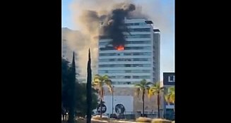 Fuerte incendio en Angelópolis: edificio evacuado y un herido leve