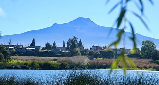 ¡El frío arrasa Tlaxcala! Laguna de Acuitlapilco se cubre de aguanieve