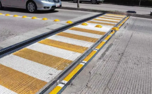 Instalan primer tope inteligente en Puebla para fomentar la seguridad vial