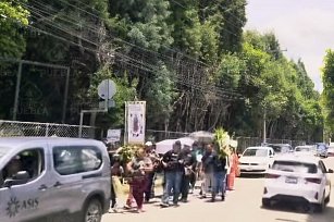 Dan último adios a pequeño sanandreseño con globos blancos y música 