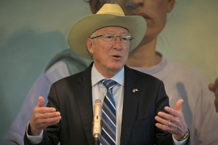 Ken Salazar cuestiona la estrategia de seguridad en México y pide mayor cooperación