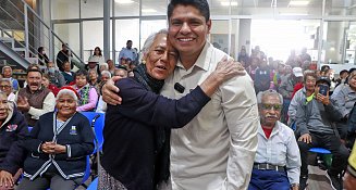 Omar Muñoz y Tere Alfaro entregan refrigerador a la estancia de día de Cuautlancingo 