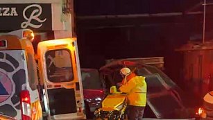 Mujer fallece tras chocar su camioneta contra un auto y un negocio en Puebla