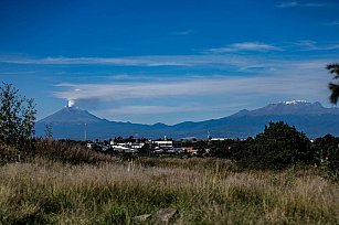 Impresionante espectáculo natural: Popocatépetl e Iztaccíhuatl cubiertos de ceniza y nieve