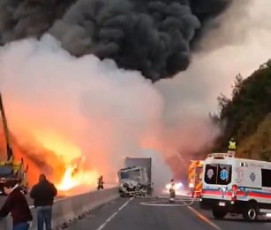 Incendio en camión de carga en la autopista siglo XXI: Sin lesionados