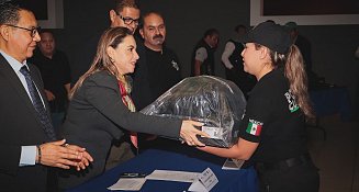 Entrega Paola Angon equipamiento a personal de seguridad y custodia del Centro Penitenciario de Cholula