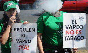 Usuarios de vapeadores se manifiestan frente al Senado contra prohibición propuesta