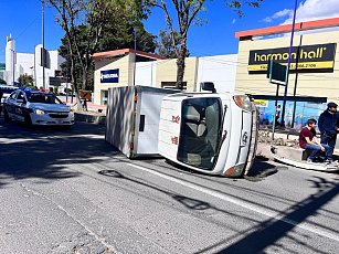 Joven conductor vuelca su camioneta sobre el Bulevar Guillermo Valle en Tlaxcala