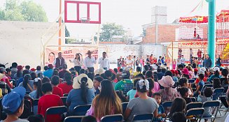 Tonantzin Fernández celebra el Día del Niño en Santiago Momoxpan