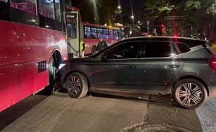 Choque entre Metrobús y camioneta en Xola provoca caos vial en CDMX