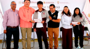 Inicia en Tlaxcala la entrega de tarjetas de la Beca Benito Juárez para estudiantes de nivel medio superior