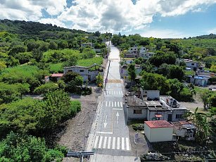 Puebla, Pue.- Como parte del compromiso del Ayuntamiento de Puebla por mejorar la infraestructura en las Juntas Auxiliares e Inspectorías de la capital, el presidente municipal Adán Domínguez Sánchez entregó tres importantes obras en San José El Aguacate.  La principal obra fue la pavimentación con concreto hidráulico del Camino al Panteón, donde se intervinieron 3,726 metros cuadrados. Además, se instalaron 18 nuevas luminarias y señalizaciones para mejorar la movilidad y seguridad de los habitantes de la zona.  Asimismo, se amplió la red de agua potable y se instaló la red de drenaje sanitario, con pozos de visita a lo largo de la renovada avenida, contribuyendo a mejorar los servicios básicos de la comunidad.  A la inauguración asistieron diversas autoridades locales, como la diputada Celia Bonaga, la regidora Ana María Jiménez, y el secretario de Infraestructura, Edgar Vélez, quienes celebraron el impacto positivo de las obras en la comunidad.