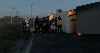 Tren embiste a tráiler en Huamantla tras intentar ganarle el paso