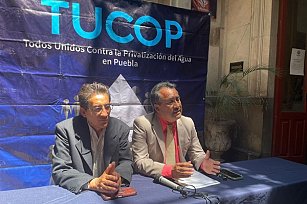 Colectivo TUCOP exige renuncia de director de SOAPAP y critica nombramientos en sector hídricoEl colectivo Todos Unidos Contra la Privatización del Agua en Puebla (TUCOP) lanzó un llamado urgente al gobernador electo de Puebla, Alejandro Armenta Mier, para solicitar la renuncia de Gustavo Gaitán Alcaraz, actual director del Sistema Operador de los Servicios de Agua Potable y Alcantarillado del Municipio de Puebla (SOAPAP), quien ha ocupado el cargo durante los últimos 10 años.  Manuel Bravo Bruno, presidente de TUCOP, expresó su preocupación por la continuidad de Gaitán Alcaraz, quien ha sido parte de la administración desde el morenovallismo, lo que genera desconfianza en el colectivo. Bravo señaló que, a pesar de los cambios en el gobierno, su permanencia en el puesto es alarmante y solicitó que se considere la opinión de la sociedad civil para la designación de nuevos perfiles.  Además, el colectivo criticó el reciente nombramiento de José Lauro Sánchez López como director del Consejo Estatal del Agua y Saneamiento de Puebla, argumentando que, aunque tiene experiencia gubernamental, carece de conocimientos específicos en el sector hídrico. TUCOP exige que se designe a un experto en el tema en lugar de un perfil político.  Finalmente, el colectivo instó al gobernador electo a nombrar a los mejores perfiles con base en su experiencia y no por compromisos de campaña, buscando mejorar la gestión del agua en Puebla.