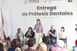 Gobierno de Puebla entrega prótesis dentales para adultos mayores